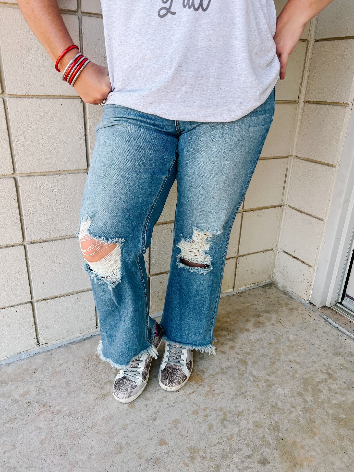 Light Washed Distressed Jeans *Extended Sizing*